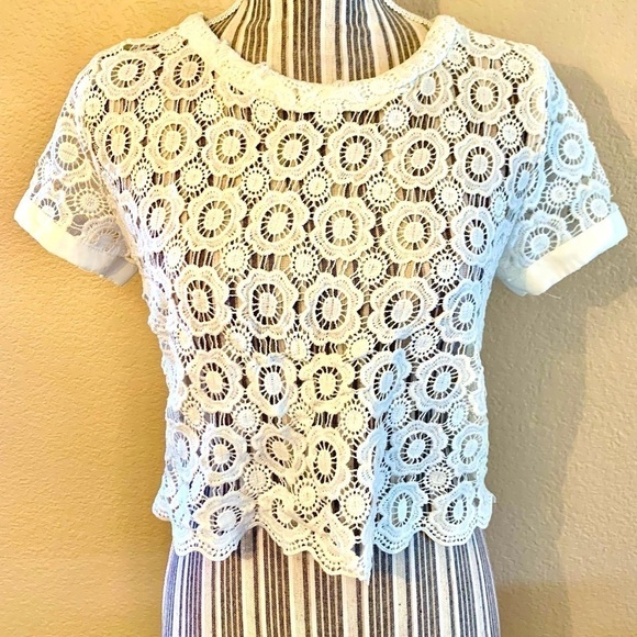 L'ATISTE Tops - NWT L’Atiste Lace Crop Top Medium White Floral Crochet Design Lace-Up Back New